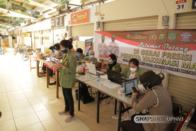 BEM UPNVJ Adakan Vaksinasi Merdeka di Pasar Segar Cinere