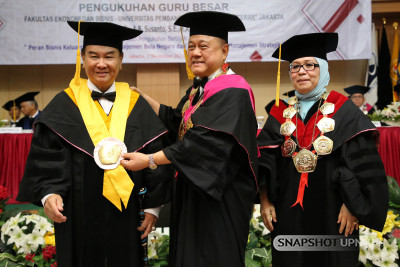 Pengukuhan Guru Besar UPNVJ, Prof. Dr. Dr. med. dr. A.B. Susanto,S.E., M.A., CPM.